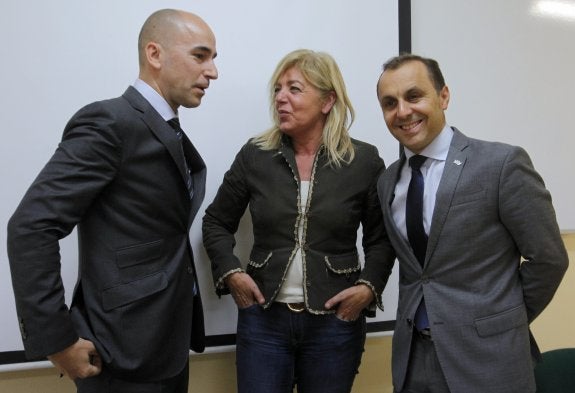 Pablo López, Covadonga Vigil y Fernando Corral, en la Facultad de Turismo. 