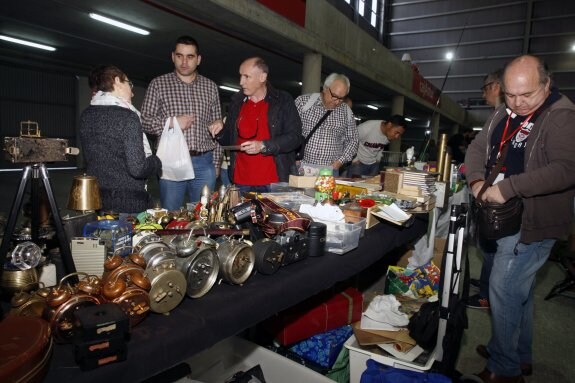 La Feria del Coleccionismo en Mieres registró ayer numerosos visitantes. 