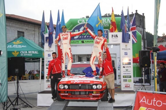 Pedro y Emanuele Baldacini celebran su triunfo en el Rally de Asturias Histórico. 