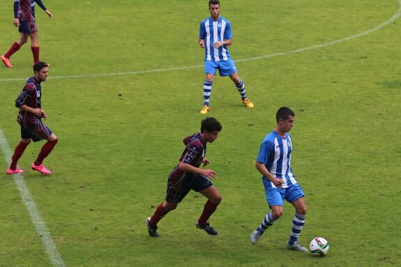 El local Marcos Junquera controla el balón, presionado por el Albertín. 