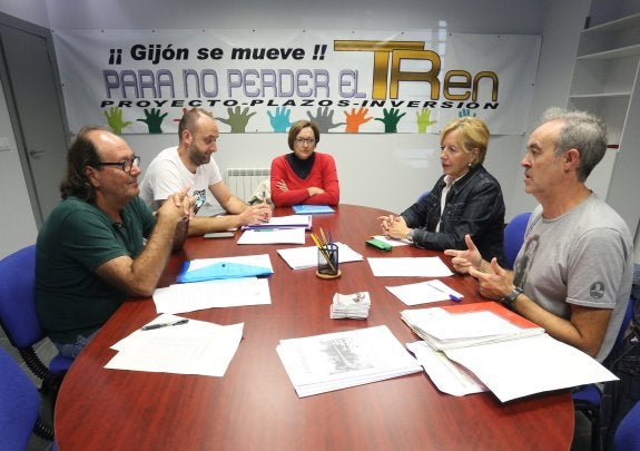 Reunión de Mario Suárez y David Alonso, de XSP, con la directiva de la                         federación vecinal. 