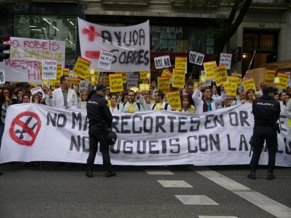 Ortoprotésicos de todo el país se concentraron ayer ante la sede del PP en Madrid. 