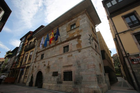 El Ayuntamiento de Ribadesella acoge hoy un pleno municipal. 