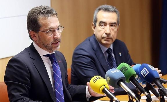 Genaro Alonso, y el presidente del Consejo Escolar del Principado, Alberto Muñoz, ayer. 