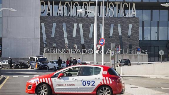 La calle que va hacia el Palacio de Justicia fue cortada al tráfico.