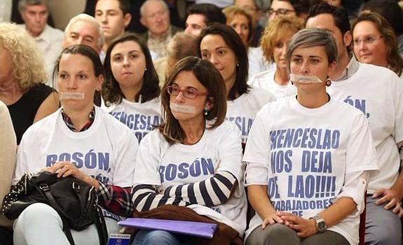 Empleados de La Auxiliar protestan en silencio durante el Pleno. 