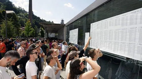 Aspirantes a un puesto en el Ayuntamiento de Mieres consultan las notas de una prueba en septiembre de 2014. 