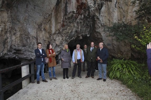 Mercedes Fernández, ayer, tras su visita a la riosellana cueva de Tito Bustillo. 
