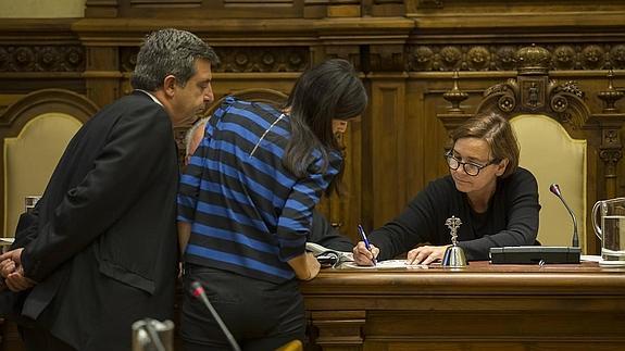 Los concejales Esteban Aparicio y Ana Braña conversan con la alcaldesa, Carmen Moriyón, durante un receso del Pleno. 