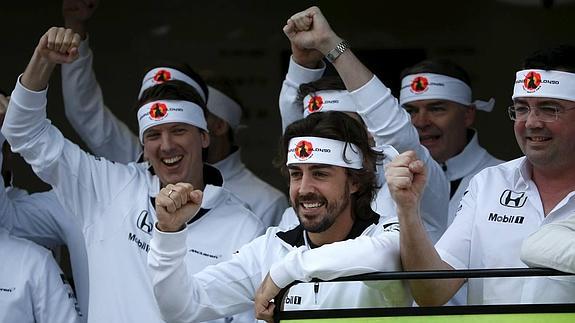 Fernando Alonso festeja con su equipo sus 250 grandes premios en Fórmula-1. 