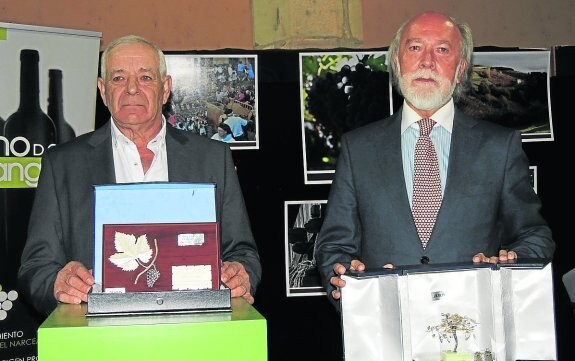 El viticultor Antonio Martínez y el arquitecto Emilio Llano, con las distinciones recibidas ayer. 