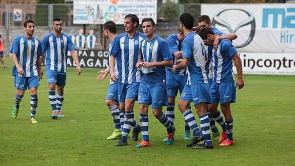 Los jugadores del real Avilés celebran el gol. 