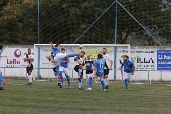 Un jugador del Urraca B intenta un remate de volea contra la portería del Arenas del Sella, en el derbi comarcal que finalizó en empate. 