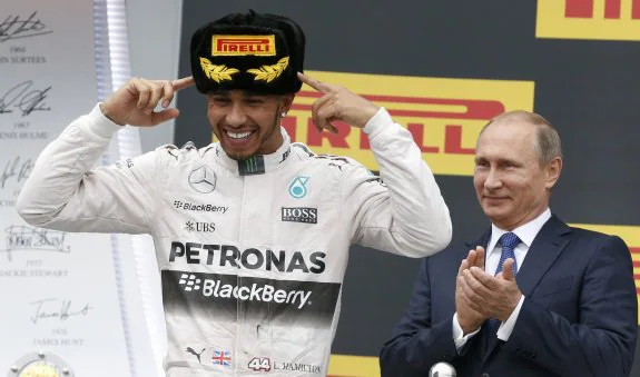 Lewis Hamilton, con su gorro ruso, junto al presidente del país, Vladimir Putin. 