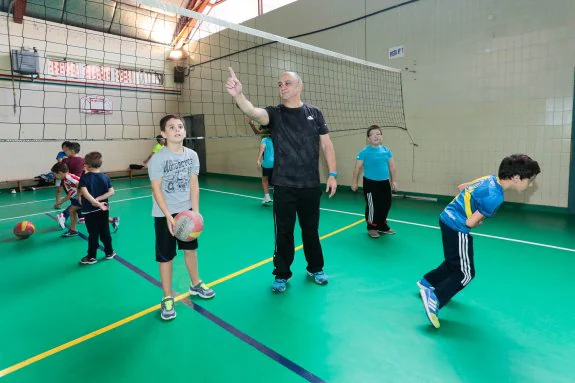 José Miguel Pérez da instrucciones, ayer, en el colegio Cervantes, a los jóvenes jugadores del Club Voleibol La Calzada. 
