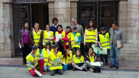Alumnos del Colegio Peña Tú, que ayer participaron en la campaña de reciclaje, junto a las autoridades locales de Llanes y el gerente de Cogersa. 