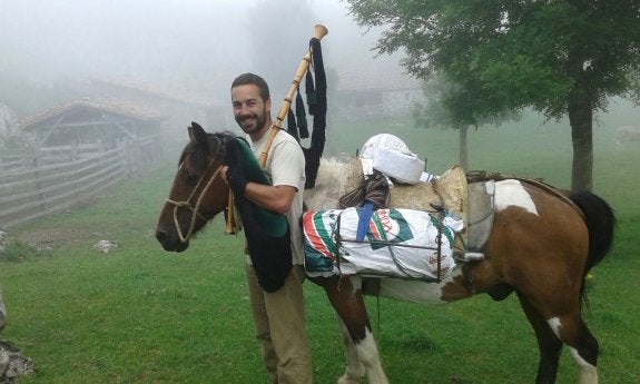 Nel Cañedo Saavedra con la gaita y el caballo que le ayuda a transportar los quesos de Gamonéu. 