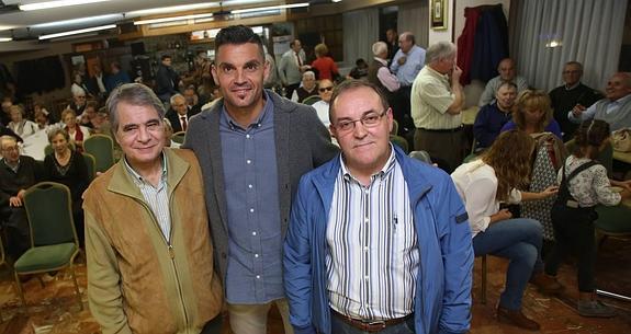 Juan Pablo Colinas, entre Santiago Seara y Andrés Cuñado, anoche, en la Casa de León. 