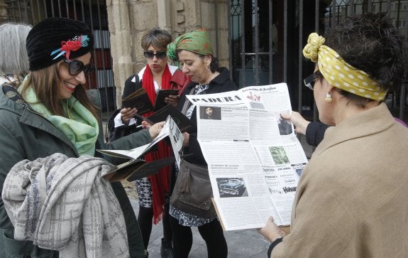 Un grupo de participantes en la yincana, ataviadas para la ocasión a las puertas del Palacio de Revillagigedo. 