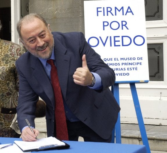 De Lorenzo recogió firmas para que el museo fuera en Oviedo 