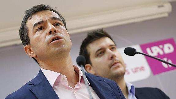 El candidato de UPYD a la presidencia del Gobierno, Andrés Herzog, junto al secretario general del grupo parlamentario en el Congreso, Jorge Alexandre.