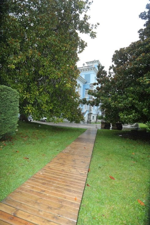 La pasarela de madera ya está instalada y une la parte trasera del Archivo con el polideportivo. 