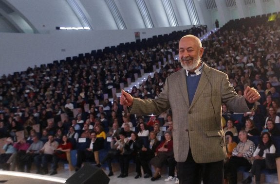 Leonardo Padura se deja fotografiar con el público al fondo. Pero no pudo darle la espalda y al instante se dio la vuelta. 