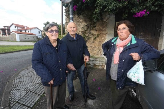 Ana María Ruiz y Santos Manuel Obeso charlan con Francisca Darrosa. 