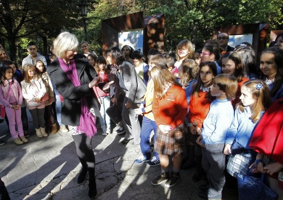 Charpentier y Doudna, ayer en el Campo San Francisco con alumnos de Primaria. 