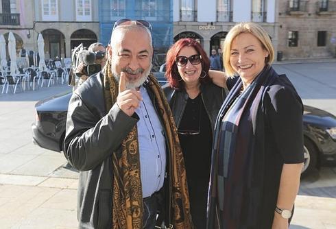 A su llegada al Ayuntamiento, con la alcaldesa.