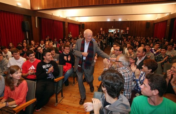 Emilio Lledó recibe el aplauso de los alumnos a su llegada al IES Aramo. 