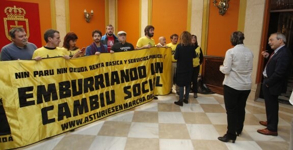 El alcalde ante miembros de la Marcha por la Dignidad después de que irrumpieran en el Ayuntamiento. 