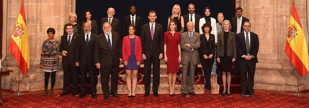 Foto de familia de los premiados con los Reyes en el Reconquista