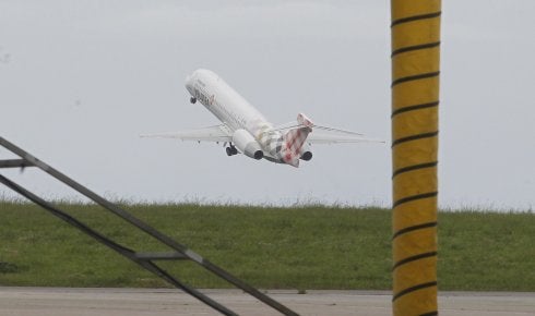 Un avión de Volotea despega del aeropuerto de Asturias, donde la compañía abrió en mayo su primera base en España. 