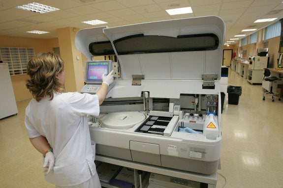 Una trabajadora en el laboratorio del hospital de Arriondas. 