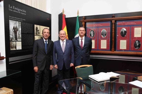 Manuel Arango Arias, Antonio Suárez Gutiérrez y Gerardo Gutiérrez Candiani, ayer en el Archivo. 