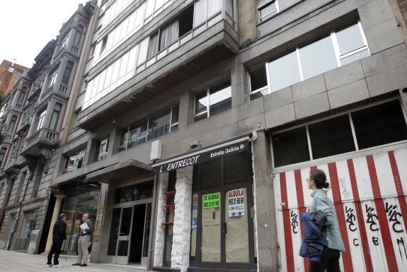 El edificio en el que se produjo el incendio ayer. 