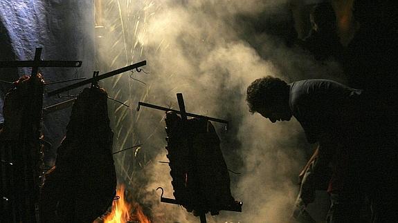 Un hombre prepara una barbacoa en el Festival Nacional del Ternero y Día de la Yerra, en Ayacucho, Argentina.