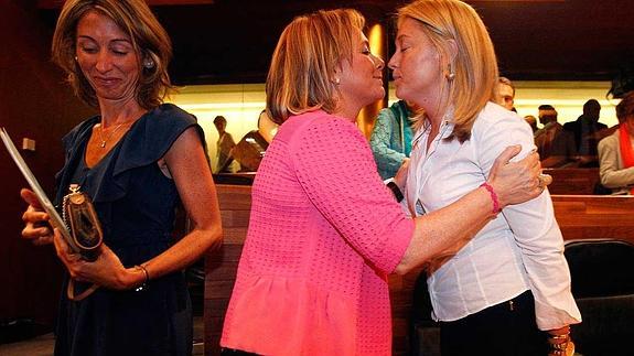 Mercedes Fernández besa a Cristina Coto en el pleno en la Junta General en el que se celebró la segunda votación para la elección del presidente del Principado. 