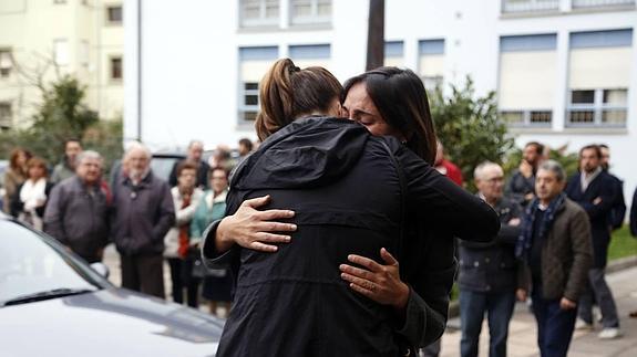 Cientos de personas acudieron al funeral del poleso.