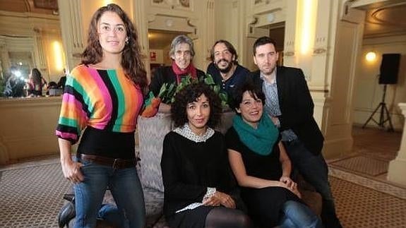 Padilla, en el centro, con su equipo en el Palacio Valdés