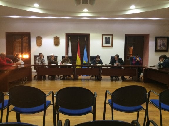 Presidencia del pleno de Vegadeo celebrado ayer. 