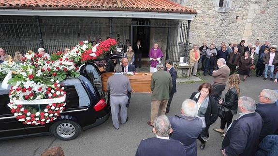 El exterior de la iglesia de Vidiago, abarrotado de gente. 