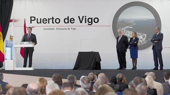 José Llorca (derecha), presidente de Puertos del Estado, escucha a Núñez Feijoo, junto a Ana Pastor y Enrique López, el martes en Vigo.