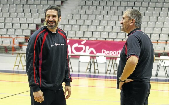 El entrenador grupista Chechu Villaldea, a la derecha, con el central Víctor Álvarez, ayer, en el entrenamiento que el equipo gijonés celebró en la cancha central del Palacio de Deportes. 