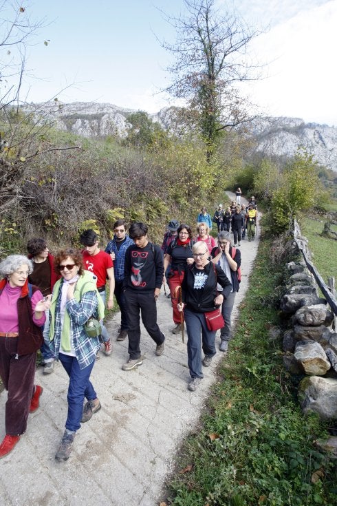 Participantes en la marcha reivindicativa en el entorno de Caleao, ayer. 