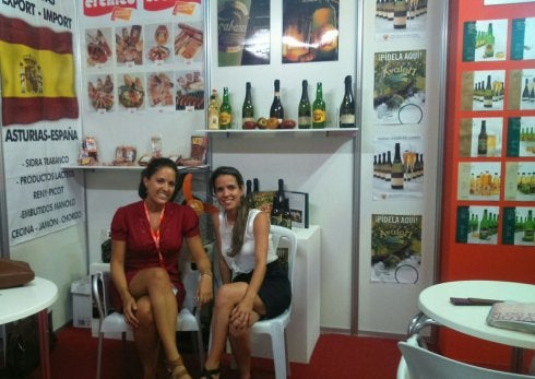 Isabel Solís y Ana María Gómez, en la feria de La Habana. 