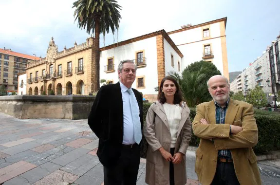 Rufino Martínez del Río, Ángela Fernández y Juan Carlos Rey, tres de los cuatro arquitectos del equipo, delante del hotel de la Reconquista, uno de los edificios analizados. 