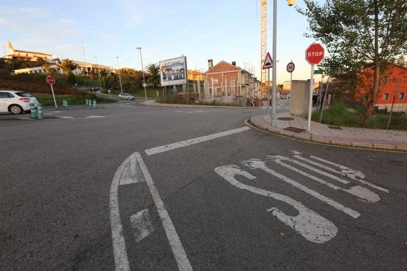 Cruce de la calle Somaly Mam con la carretera de La Plata a la altura del tanatorio. 