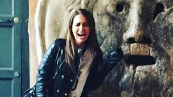 Paula Echevarría, sin mano ante el monumento.